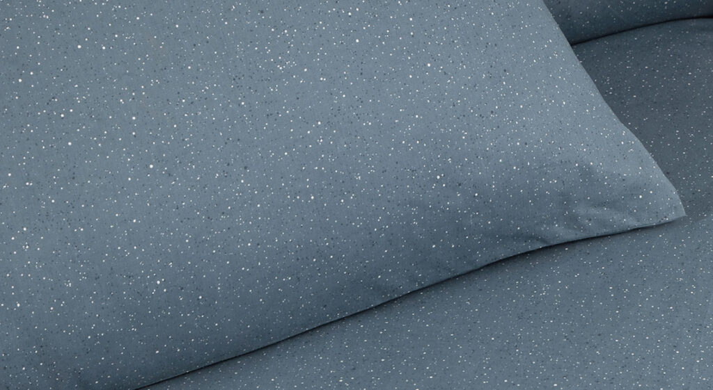 Blauw bedtextiel om te slapen in stijl deze zomer