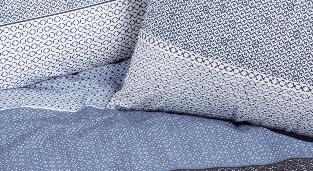 Blauw bedtextiel om te slapen in stijl deze zomer