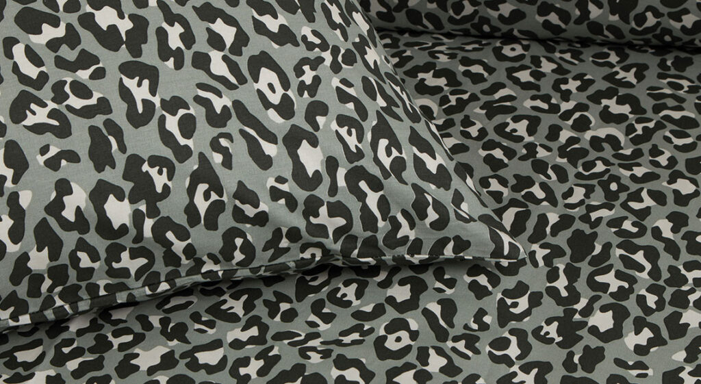 Luipaard print bedtextiel om te slapen in stijl deze zomer