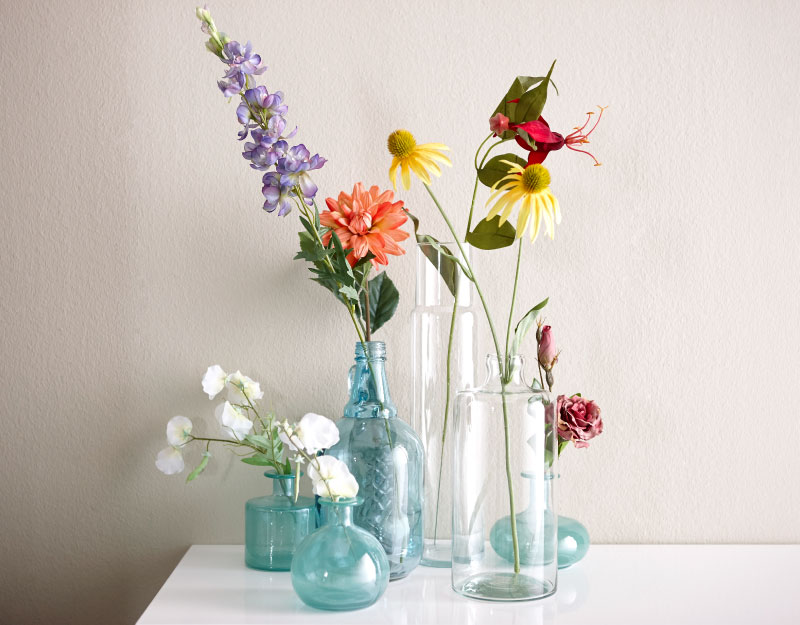 glazen vazen met bloemen