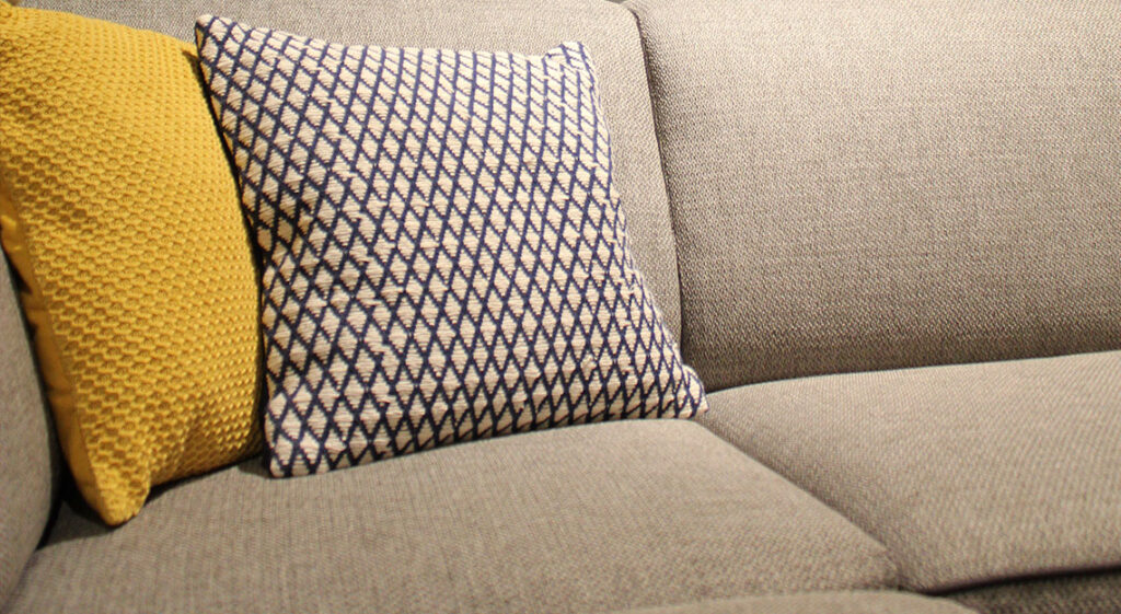 Een snelle interieur update met kussens bij Jansen totaal wonen