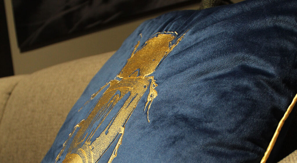 Een snelle interieur update met kussens bij Jansen totaal wonen