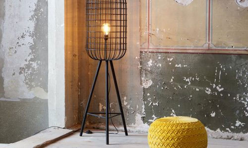 Geel in een industrieel interieur