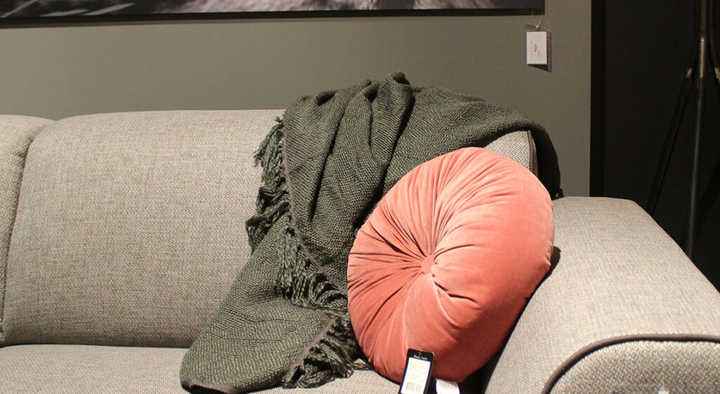 Een snelle interieur update met kussens bij Jansen totaal wonen