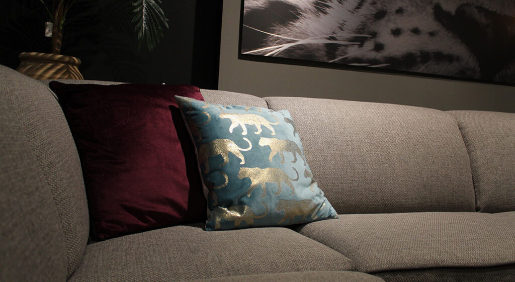 Een snelle interieur update met kussens bij Jansen totaal wonen