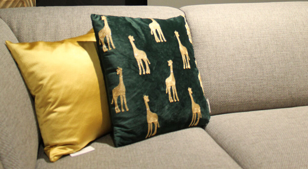 Een snelle interieur update met kussens bij Jansen totaal wonen