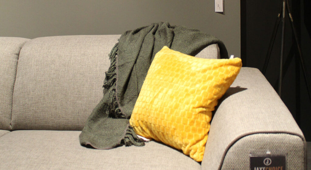 Een snelle interieur update met kussens bij Jansen totaal wonen