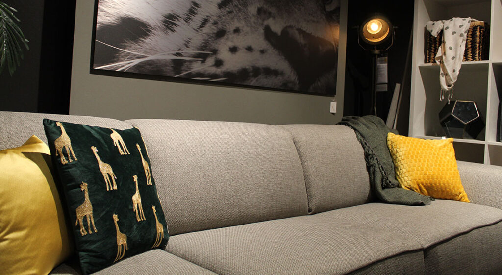 Een snelle interieur update met kussens bij Jansen totaal wonen
