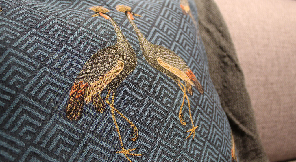 Een snelle interieur update met kussens bij Jansen totaal wonen