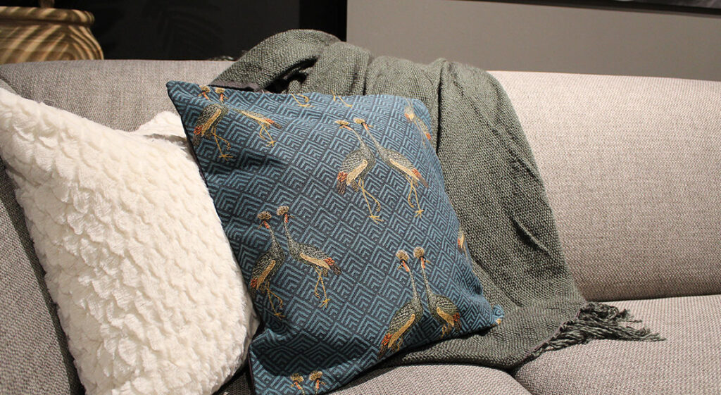 Een snelle interieur update met kussens bij Jansen totaal wonen