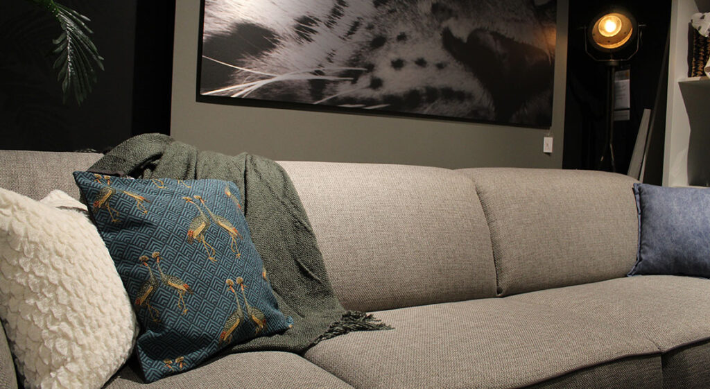 Een snelle interieur update met kussens bij Jansen totaal wonen