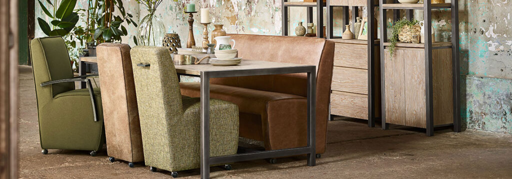 wieltjes onder de eetkamerstoelen