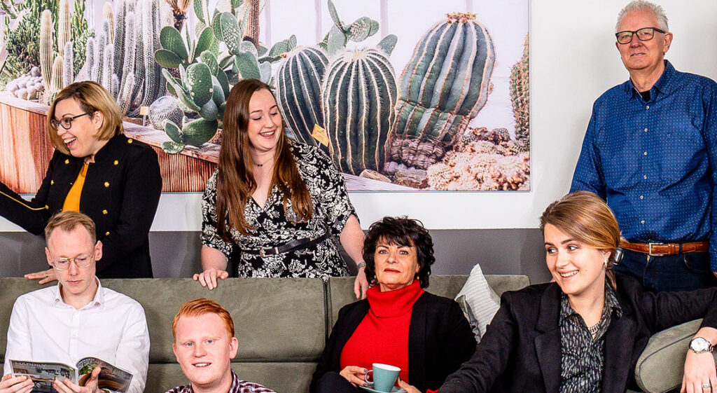 medewerkers nieuwe afdeling relaxfauteuil bij Jansen Totaal Wonen